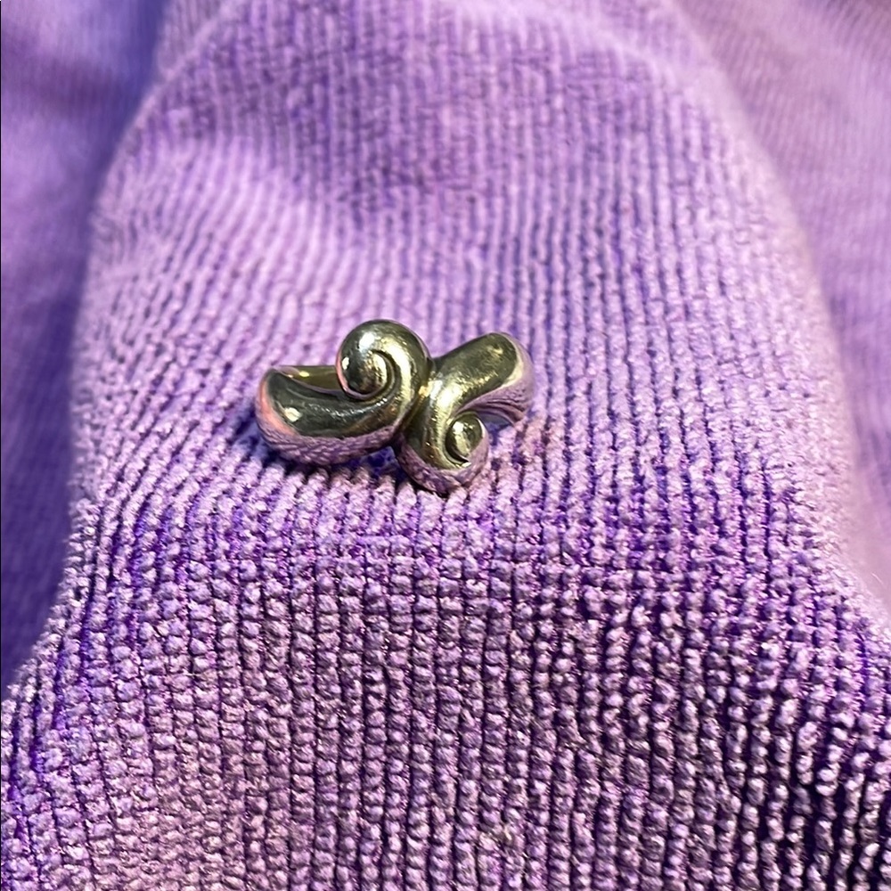 Elegant Silver Swirl Ring